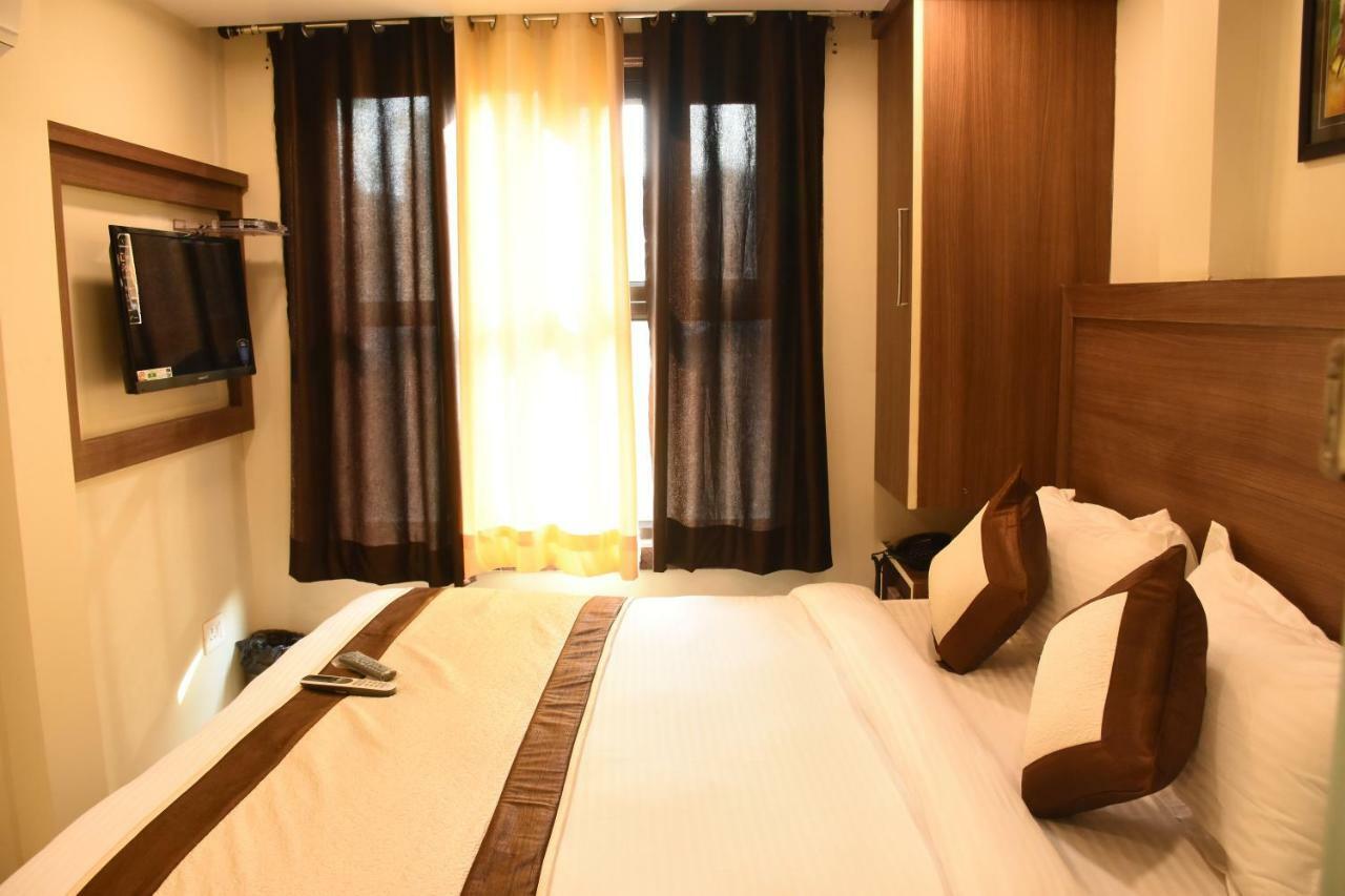 Hotel Kaushal Palace Ню Делхи Екстериор снимка